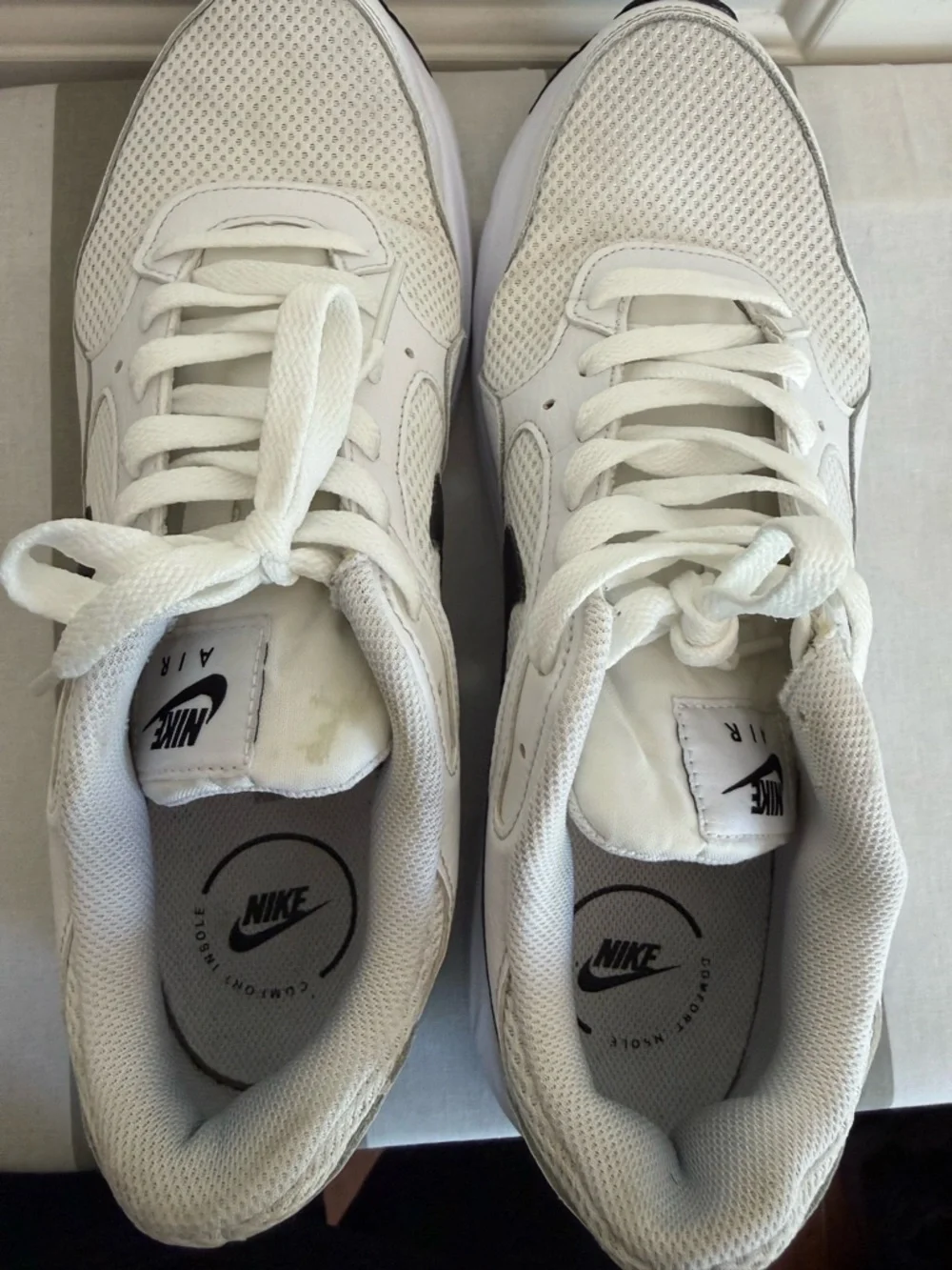 Nike White Air Max SC Sneakers with Black Swoosh - Picture 9 of 12